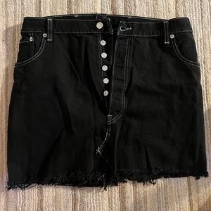 Levi’s Black Jean Skirt Size Large